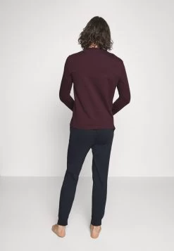 Pier One Pigiama Dark Blue/Bordeaux Uomo Per La Notte PI982M033-K14 10 Pier One Pigiama Dark Blue/Bordeaux Uomo Per La Notte PI982M033-K14 -Pier One 34a871e63fd34211ac4e777f2698adc7