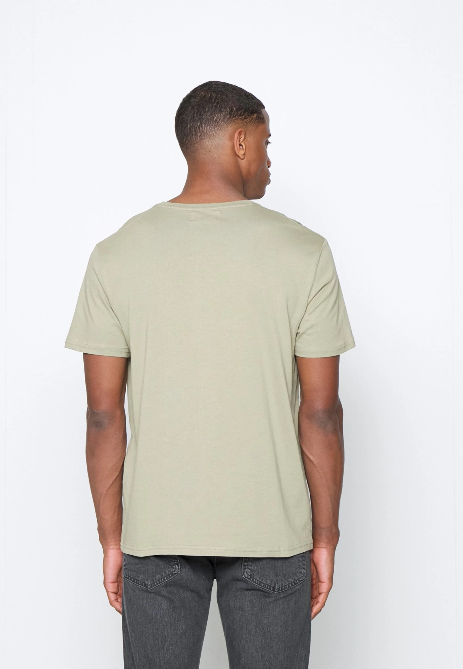 Pier One Moon Scene Graphic T-ShirtT-Shirt Con StampaOlive Uomo T-shirt E Polo PI922O0VY-N11 7 Pier One Moon Scene Graphic T-ShirtT-Shirt Con StampaOlive Uomo T-shirt E Polo PI922O0VY-N11 - immagine 5