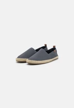 Pier One UnisexEspadrillasDark Grey Uomo Scarpe Basse PI915C00D-C11 9 Pier One UnisexEspadrillasDark Grey Uomo Scarpe Basse PI915C00D-C11 -Pier One 46bfff400620443292dd2a54f60bc593