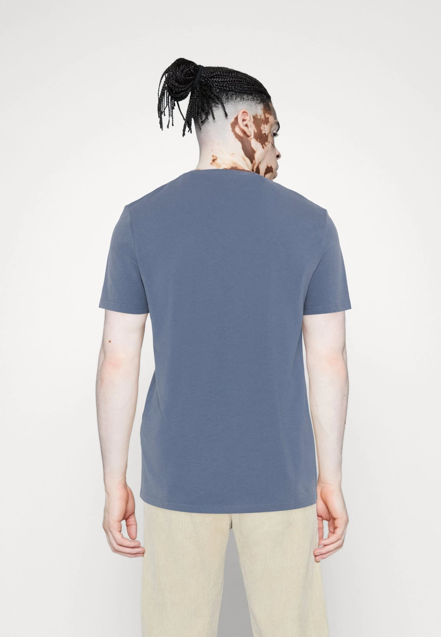 Pier One 3 PackT-Shirt BasicWhite/Dark Blue/Blue Uomo T-shirt E Polo PI922O0XI-A11 5 Pier One 3 PackT-Shirt BasicWhite/Dark Blue/Blue Uomo T-shirt E Polo PI922O0XI-A11 - immagine 3