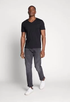 Pier One 3 Pack T-Shirt BasicBlack, Grey, Green Uomo T-shirt E Polo PI922O0GO-Q12 8 Pier One 3 Pack T-Shirt BasicBlack, Grey, Green Uomo T-shirt E Polo PI922O0GO-Q12 -Pier One 67d75c70b55342e4a1d02075852a0830