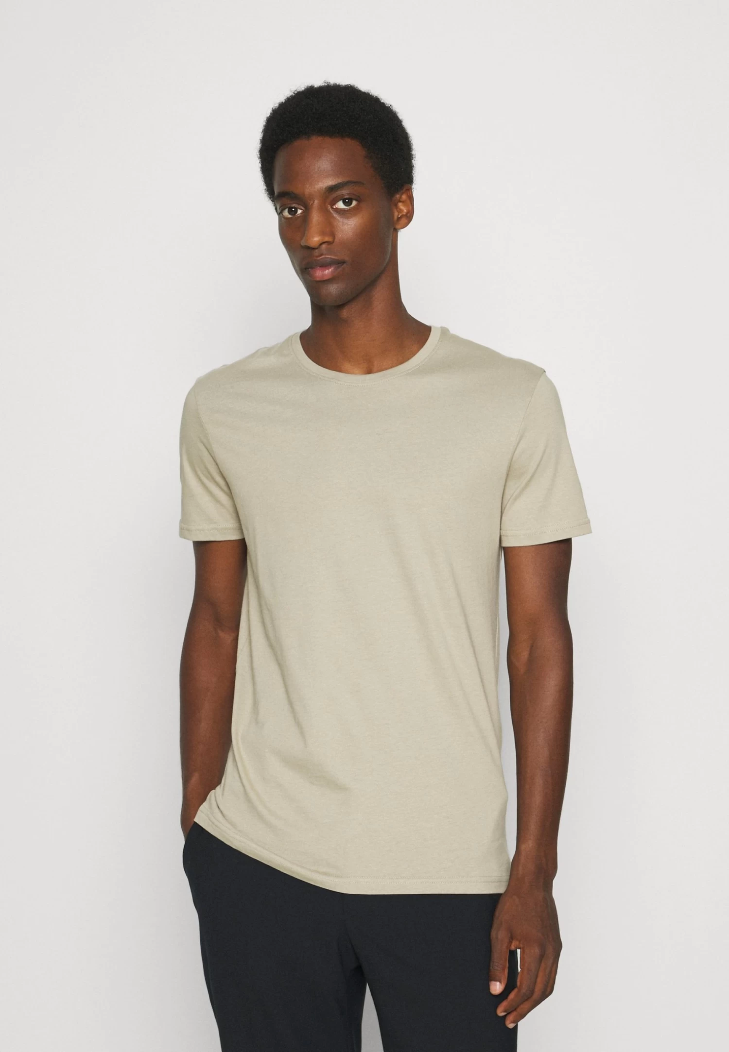 Pier One 5 PackT-Shirt BasicWhite/Dark Grey/Black Uomo T-shirt E Polo PI922O0GY-A12 4 Pier One 5 PackT-Shirt BasicWhite/Dark Grey/Black Uomo T-shirt E Polo PI922O0GY-A12 - immagine 2