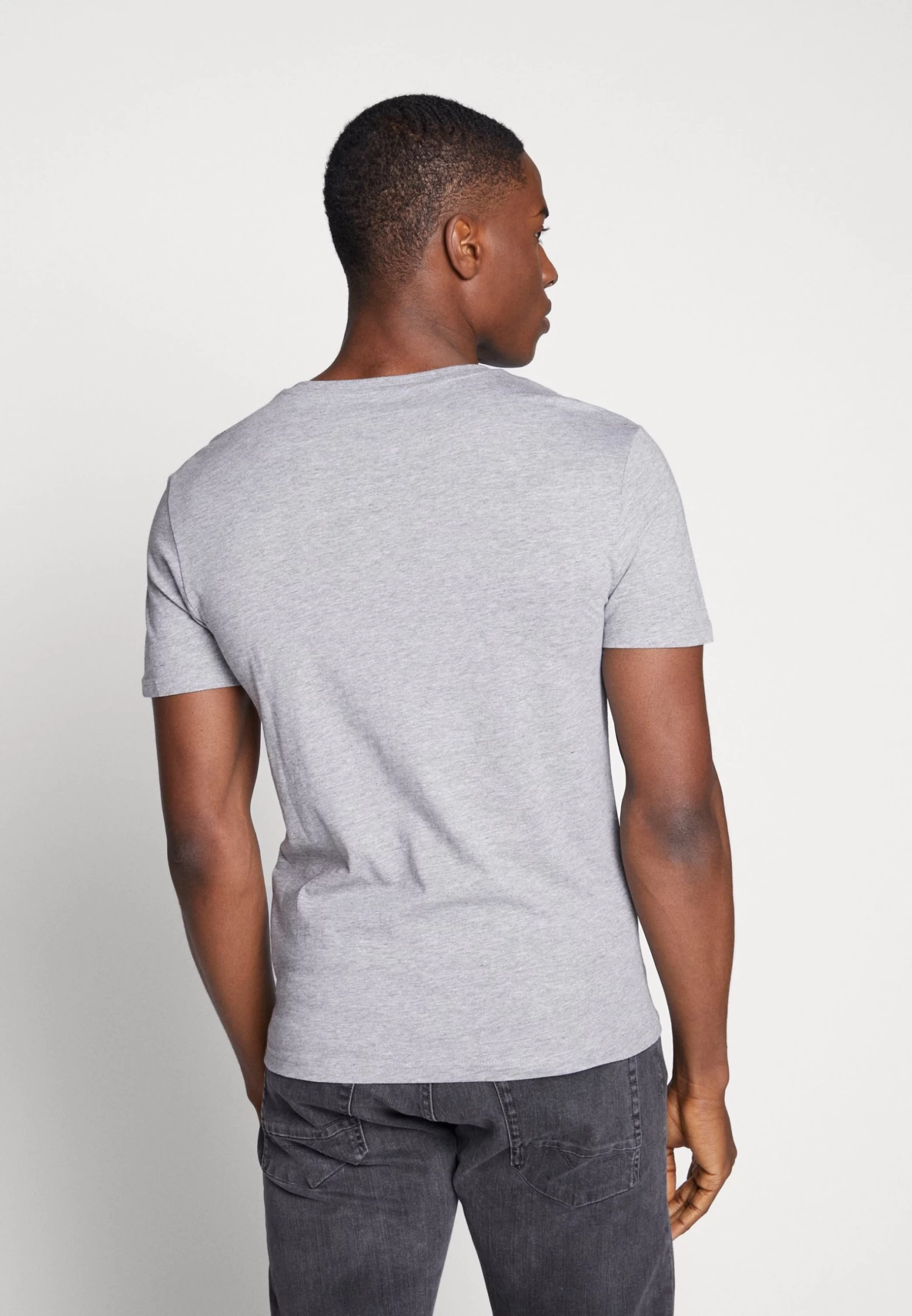 Pier One 3 Pack T-Shirt BasicBlack, Grey, Green Uomo T-shirt E Polo PI922O0GO-Q12 6 Pier One 3 Pack T-Shirt BasicBlack, Grey, Green Uomo T-shirt E Polo PI922O0GO-Q12 - immagine 4