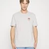 Pier One T-Shirt Con StampaLight Grey Uomo T-shirt E Polo PI922O0YS-C11 1 Pier One T-Shirt Con StampaLight Grey Uomo T-shirt E Polo PI922O0YS-C11 -Pier One c26f899199764d73bc9d79ffd283b7c5