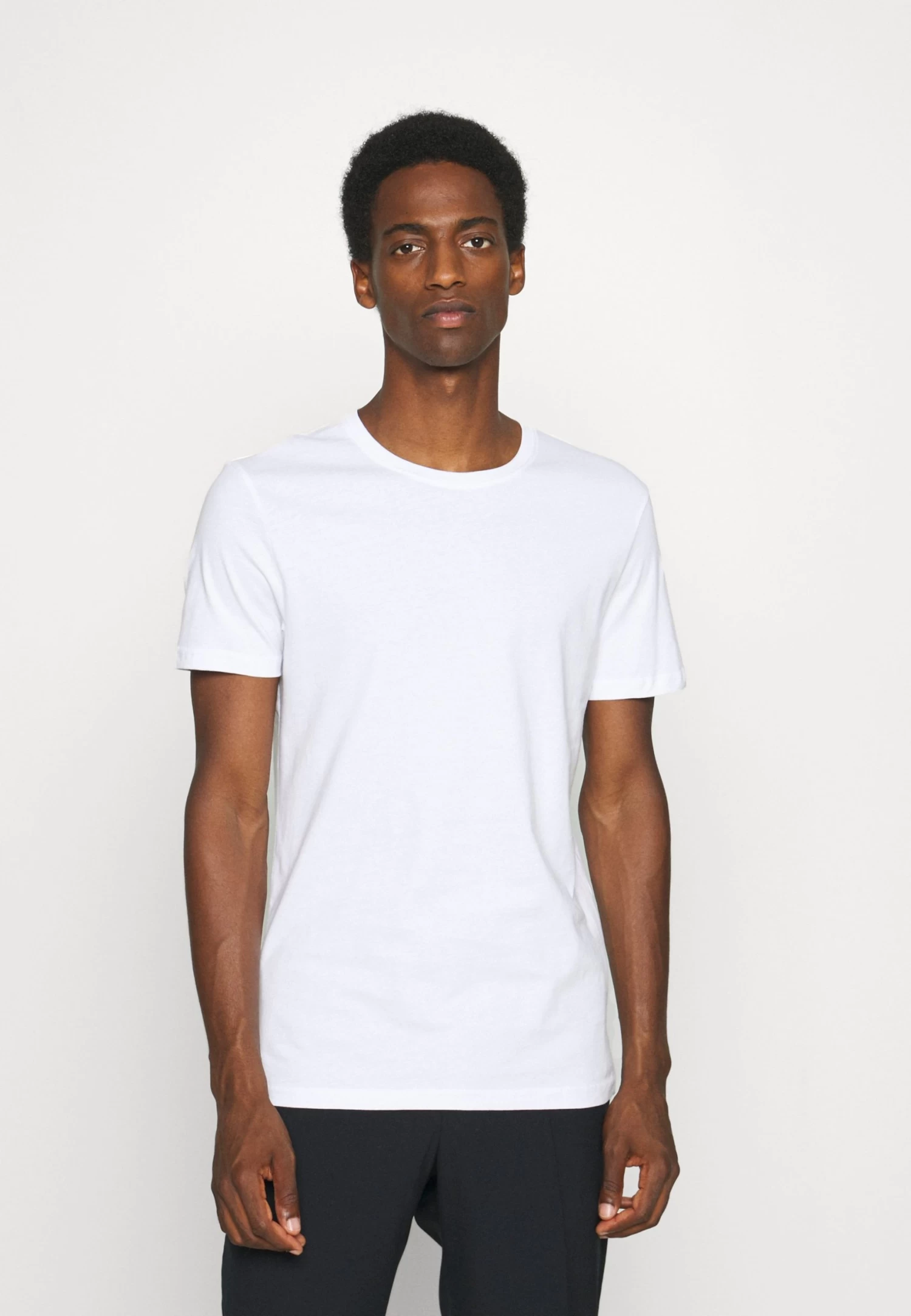 Pier One 5 PackT-Shirt BasicWhite/Dark Grey/Black Uomo T-shirt E Polo PI922O0GY-A12 6 Pier One 5 PackT-Shirt BasicWhite/Dark Grey/Black Uomo T-shirt E Polo PI922O0GY-A12 - immagine 4