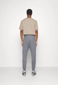 Pier One Pantaloni SportiviDark Grey Uomo Pantaloni PI922E03N-C16 -Pier One d666750459d94c8ea69b6648f54c3e51