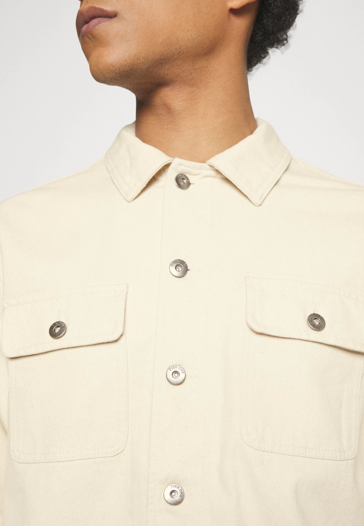 Pier One Undyed Twill Giacca Di JeansWhite Uomo Giacche PI922D0EA-A11 7 Pier One Undyed Twill Giacca Di JeansWhite Uomo Giacche PI922D0EA-A11 - immagine 5