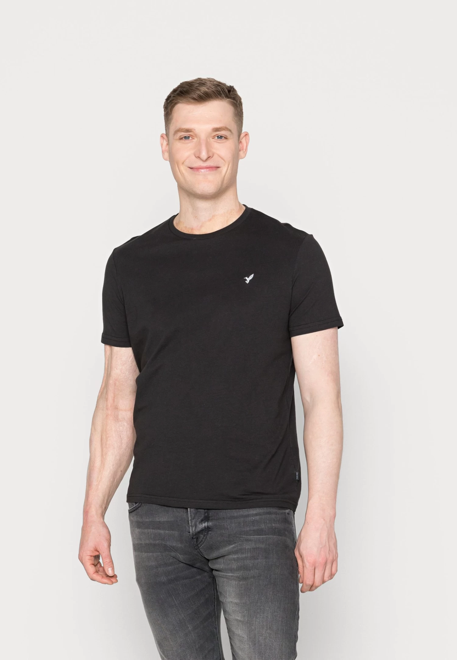 Pier One 5 PackT-Shirt BasicWhite/Green/Bordeaux/Black/Beige Uomo T-shirt E Polo PI922O0TV-A12 6 Pier One 5 PackT-Shirt BasicWhite/Green/Bordeaux/Black/Beige Uomo T-shirt E Polo PI922O0TV-A12 - immagine 4