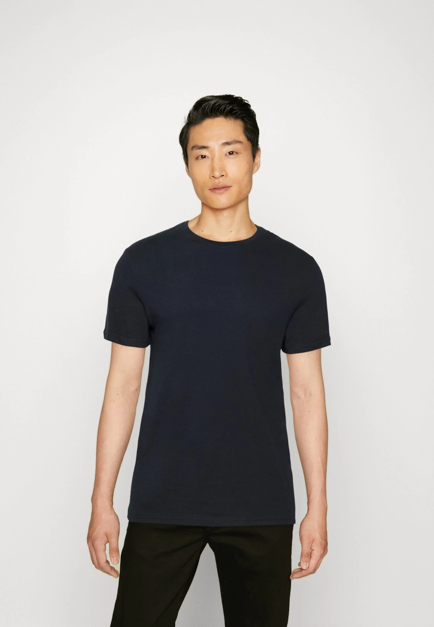 Pier One 5 PackT-Shirt BasicDark Blue/Pink/Off-White Uomo T-shirt E Polo PI922O0GY-K12 8 Pier One 5 PackT-Shirt BasicDark Blue/Pink/Off-White Uomo T-shirt E Polo PI922O0GY-K12 - immagine 6